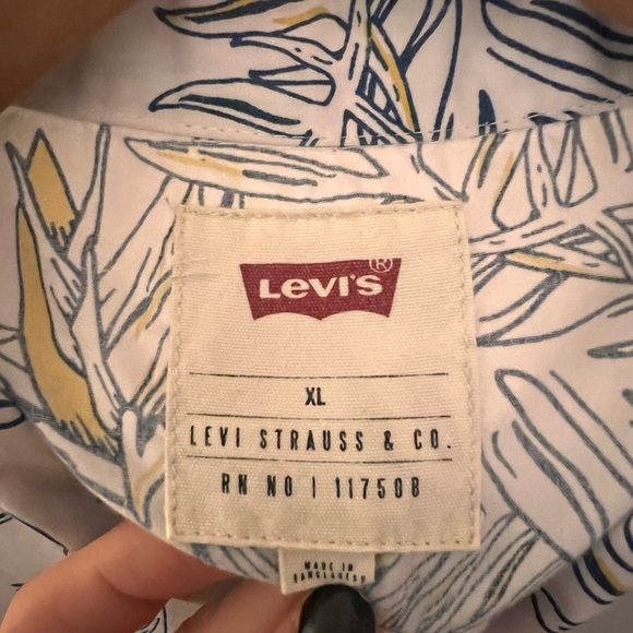 Levi’s Hawaiian Shirt in Great Condition - Picture 2 of 4